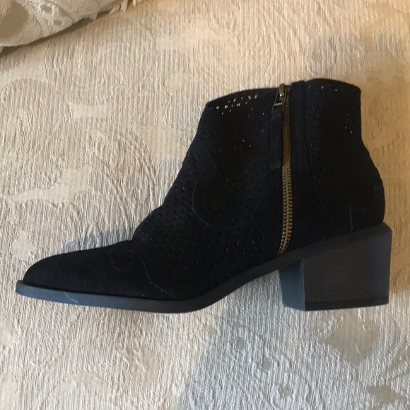 Black boots - Picture 2 of 4